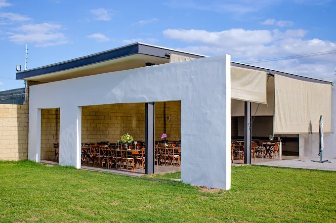 Salón techado moderno