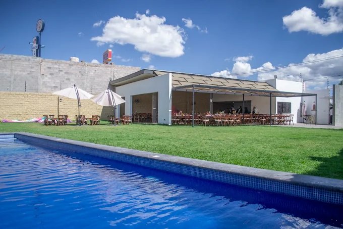 Jardín Pura Vida con alberca y salón techado